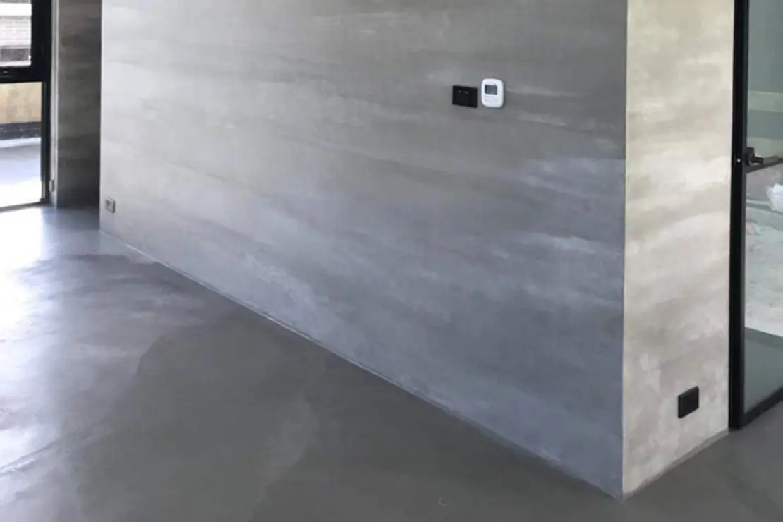 Maison avec des murs et un sol en béton ciré Maison avec des murs et un sol en béton ciré